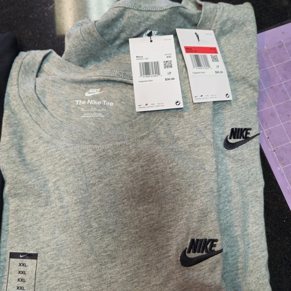 Nike Men's Gray T-Shirt - Picture 9 of 9